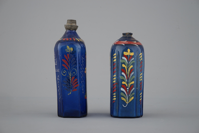 Twee zeldzame Duitse beschilderde blauwe glazen flessen, 18e eeuw