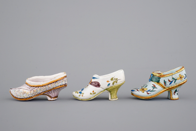 Een collectie van 5 divers schoentjes in Franse fa&iuml;ence, 18/19e eeuw