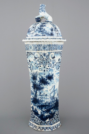 Een bijzonder grote blauw-witte Delftse vaas met deksel, vroeg 19e