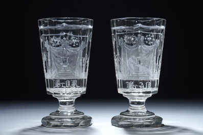2 gegraveerde ma&ccedil;onnieke glazen (vrijmetselarij), 20e eeuw