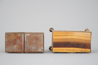 Twee doosjes in koper en natuurlijke gesteenten: tijgeroog en agaat met inclusies, 19e eeuw