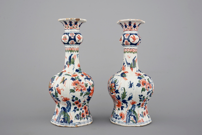 Une paire de vases en fa&iuml;ence de Delft en palette cachemire, ca. 1700