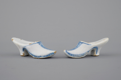 Une paire de mules en fa&iuml;ence de Delft bleu et blanc, 18&egrave;me