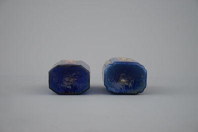 Deux bouteilles en verre bleu &eacute;maill&eacute; allemande Stiegel, 18&egrave;me si&egrave;cle