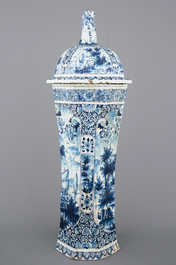 Een bijzonder grote blauw-witte Delftse vaas met deksel, vroeg 19e