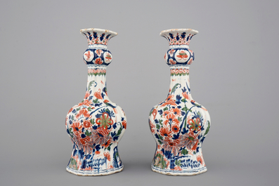 Une paire de vases en fa&iuml;ence de Delft en palette cachemire, ca. 1700