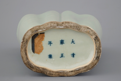 Een celadon vaas naar archa&iuml;sch voorbeeld, gemerkt Yongzheng, 19e eeuw