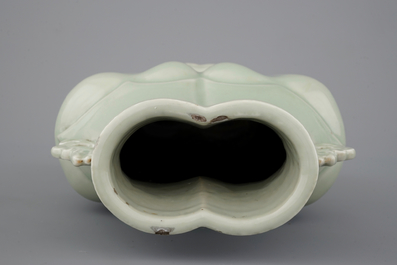 Un vase c&eacute;ladon de forme archa&iuml;que, marque de Yongzheng, 19&egrave;me