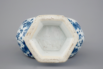 Een blauw-witte kan in Chinees porselein voor de Islamitische markt, Kangxi, ca. 1700