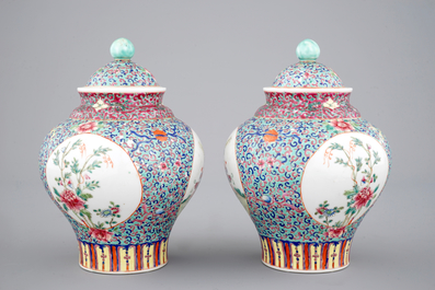 Une paire de vases couvertes en porcelaine de Chine famille rose, 20&egrave;me