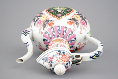 Une grande aigui&egrave;re en porcelaine de Chine pour le march&eacute; indien, 19&egrave;me