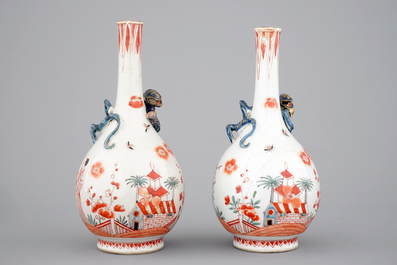 Een paar Chinese flesvormige vaasjes met Nederlandse beschildering, Kangxi, ca. 1700