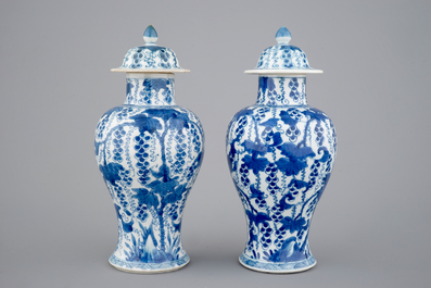 Een paar blauw-witte Chinees porseleinen dekselvaasjes, ca. 1700