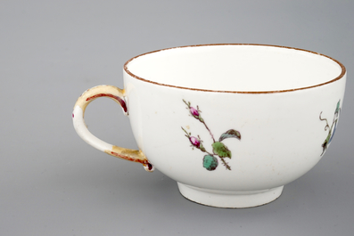 Een koffiepot en kopje met floraal decor, porselein uit H&ouml;chst, 18e eeuw