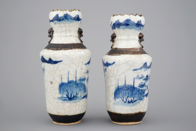 Een paar blauw-witte Chinese vaasjes met craquel&eacute; glazuur, 19e eeuw