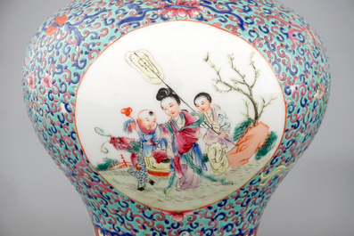 Une paire de vases couvertes en porcelaine de Chine famille rose, 20&egrave;me