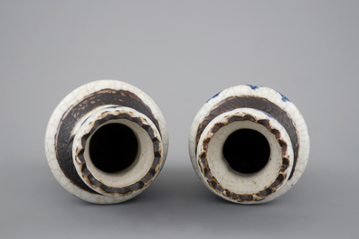 Une paire de vases chinois aux paysages bleu et blanc, 19&egrave;me