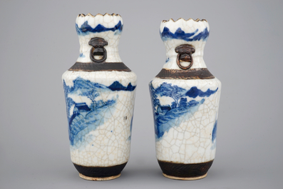 Une paire de vases chinois aux paysages bleu et blanc, 19&egrave;me