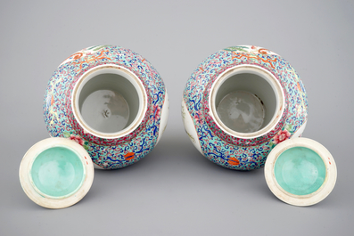 Une paire de vases couvertes en porcelaine de Chine famille rose, 20&egrave;me