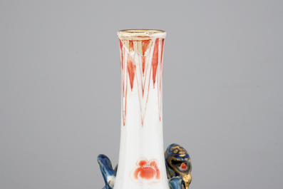 Une paire de bouteilles en porcelaine de Chine surd&eacute;cor&eacute;s aux Pays-Bas, Kangxi, ca. 1700
