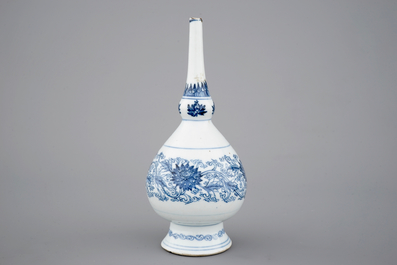 Een blauw-witte Chinees porseleinen watersprinkelaar, Kangxi ca. 1700
