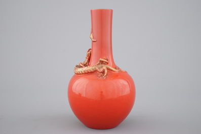 Un vase en porcelaine de Chine au fond rouge de corail, orn&eacute; d'un dragon, 19&egrave;me