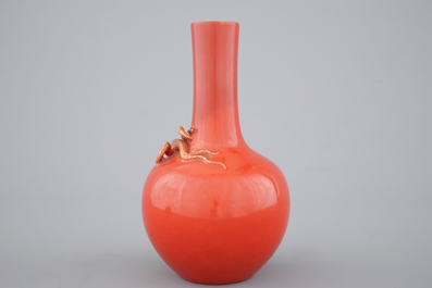 Un vase en porcelaine de Chine au fond rouge de corail, orn&eacute; d'un dragon, 19&egrave;me