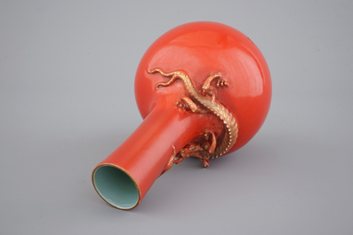 Een Chinees porseleinen koraalrode vaas met een draak, 19e eeuw