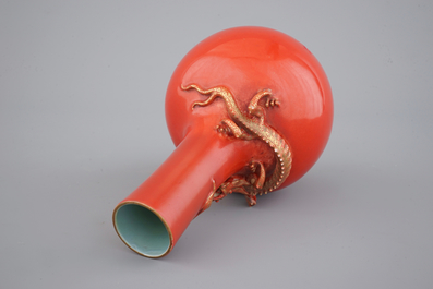 Un vase en porcelaine de Chine au fond rouge de corail, orn&eacute; d'un dragon, 19&egrave;me