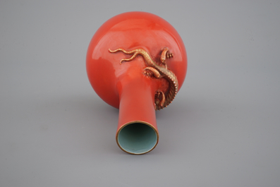 Een Chinees porseleinen koraalrode vaas met een draak, 19e eeuw