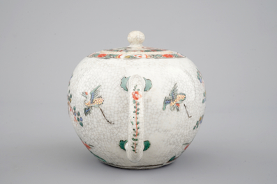 Een famille verte en craquel&eacute; glazuur theepot, Kangxi, ca. 1700
