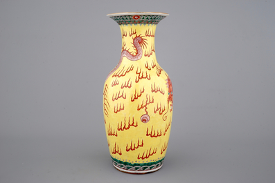 Een Chinese vaas met een draak op gele fondkleur, 19e eeuw