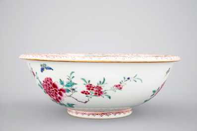A large deep Chinese famille rose bowl, Qianlong, 18th C.