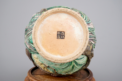 Un vase de forme hu, d&eacute;cor en reli&euml;f d'un paysage, Nankin, 19&egrave;me