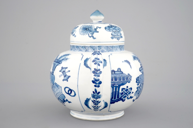 Een grote blauw-witte Chinees porseleinen theepot, Kangxi, ca. 1700