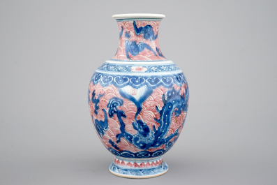 Een Chinees porseleinen drakenvaas in blauw en onderglazuur rood, 19e eeuw