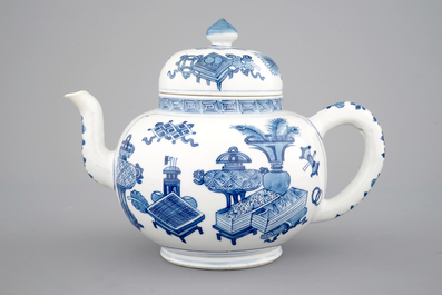 Une grande th&eacute;i&egrave;re en porcelaine de Chine bleu et blanc, &eacute;poque Kangxi, ca. 1700