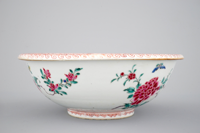 A large deep Chinese famille rose bowl, Qianlong, 18th C.