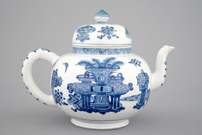 Een grote blauw-witte Chinees porseleinen theepot, Kangxi, ca. 1700