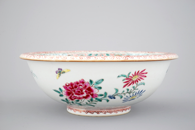 A large deep Chinese famille rose bowl, Qianlong, 18th C.