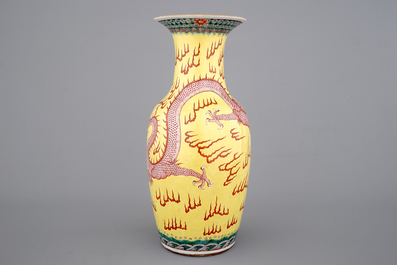 Een Chinese vaas met een draak op gele fondkleur, 19e eeuw