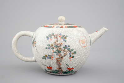A Kangxi famille verte crackle ground tea pot, ca. 1700
