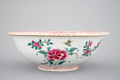 A large deep Chinese famille rose bowl, Qianlong, 18th C.