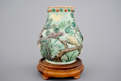 Un vase de forme hu, d&eacute;cor en reli&euml;f d'un paysage, Nankin, 19&egrave;me