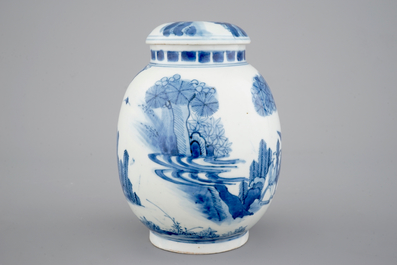 Un pot et son couvercle en porcelaine de Japon bleu et blanc, 17&egrave;me