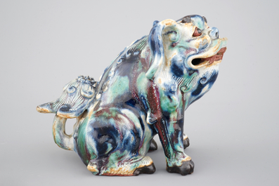 A Chinese Shiwan pottery foo dog, 19/20th C.