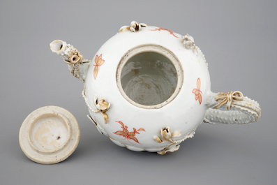 Een Chinees porseleinen theepot met reli&euml;fdecor, Yongzheng, 18e eeuw