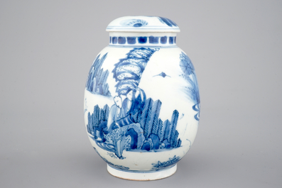 Un pot et son couvercle en porcelaine de Japon bleu et blanc, 17&egrave;me