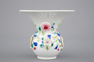 Un crachoir en porcelaine de Chine famille rose au d&eacute;cor en relief, &eacute;poque Yongzheng