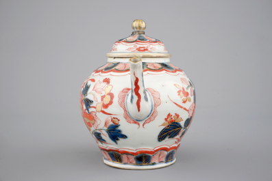 A Chinese Imari teapot and cover, 17/18th C.
